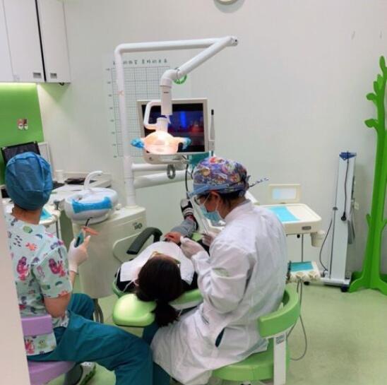 北京青苗儿童口腔(火器营店)医生正在做治疗