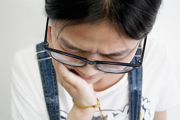 牙齿发黑什么原因？牙龈里面的牙齿发黑什么原因？