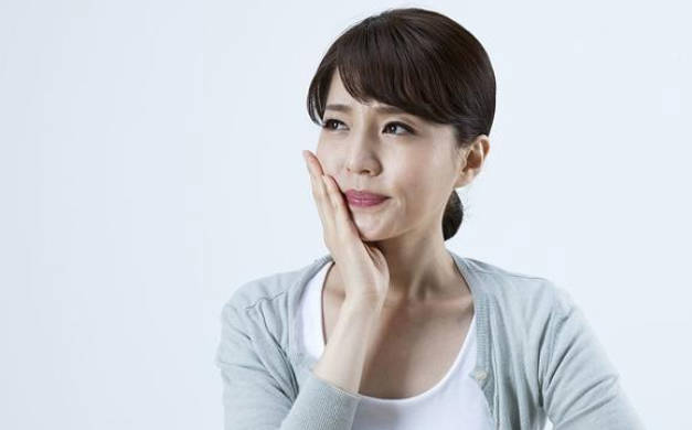 智齿一般是什么时候长出来？智齿疼痛怎么治疗最好的方法是什么？