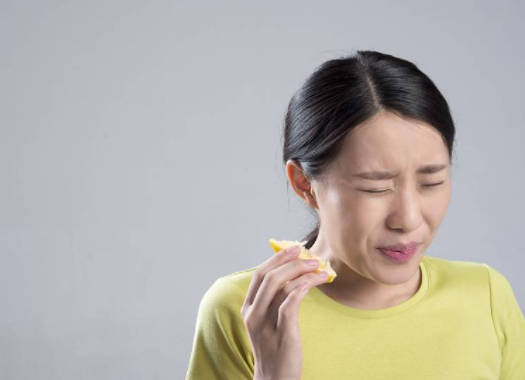 牙齿酸是什么原因所引起的？牙酸有哪些比较好的治疗方法？