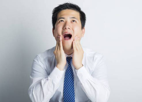 导致牙龈发炎的主要原因有哪些？牙结石导致牙龈发炎该如何治疗？