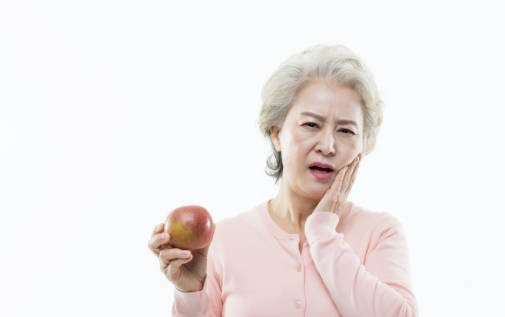 根管治疗之后引起牙龈发炎的主要原因是什么？根管治疗后牙龈发炎该怎么治疗？