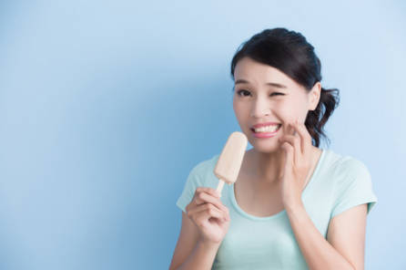 牙齿敏感是什么原因导致的？牙齿经常敏感该怎么处理？